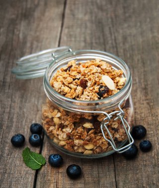 kavanoz içinde ev yapımı granola