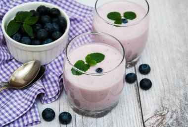 Bir tabloda yabanmersinli Yoğurtlu gözlük