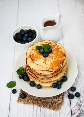 Krep ve yaban mersini ile plaka