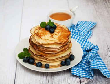 Krep ve yaban mersini ile plaka