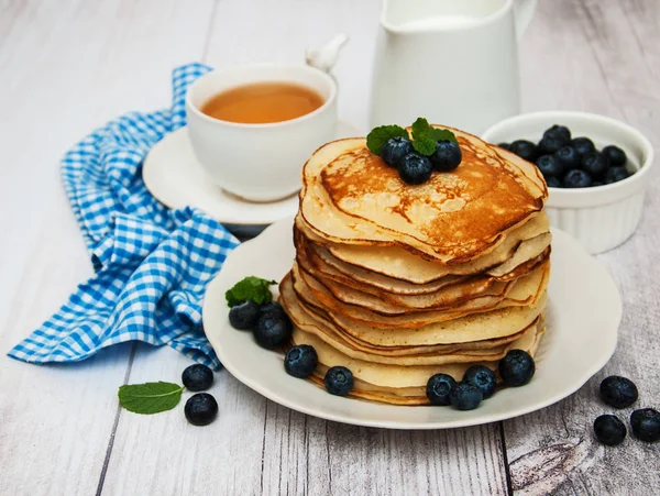 Assiette avec crêpes et bleuets — Photo