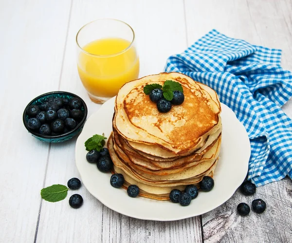 Assiette avec crêpes et bleuets — Photo