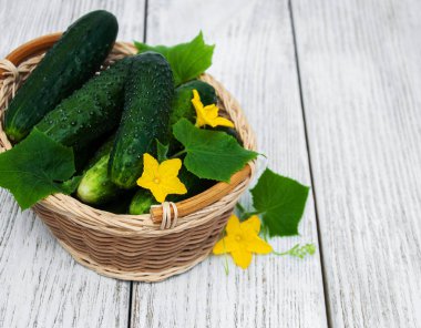 Bir tablo üzerinde taze salatalık