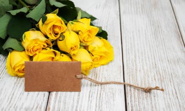 Bir tablo üzerinde Sarı Gül