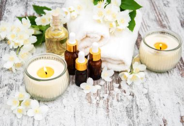 Masaj yağları ve Yasemin çiçekleri