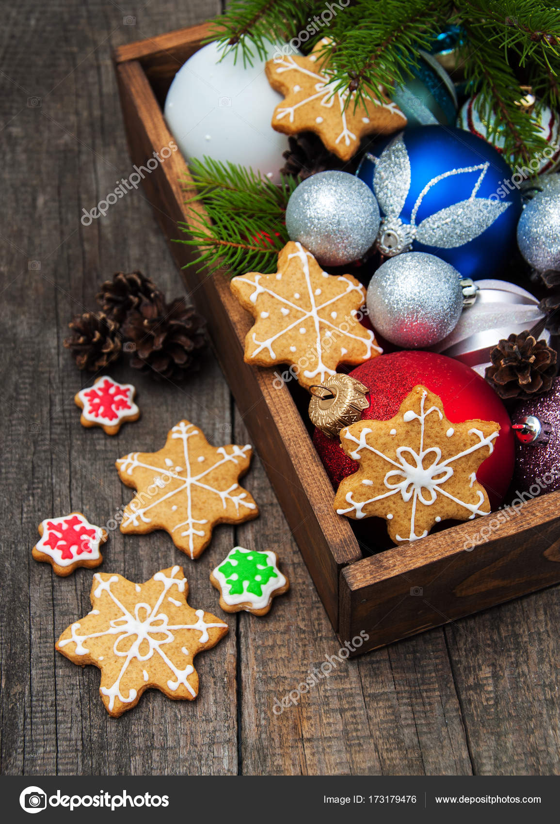 Boite De Biscuits De Noël Et Boules Photographie Almaje