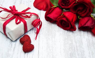 Kırmızı güller ve hediye kutusu