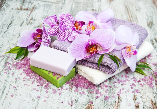 Handmade soap and purple orchids — Stock Photo, Image