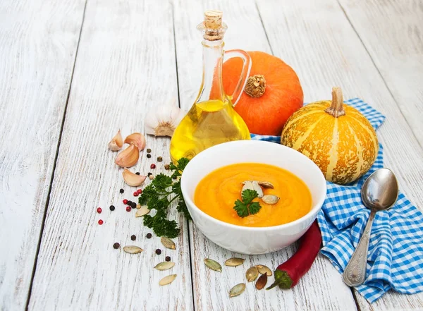 Kürbissuppe mit frischen Kürbissen — Stockfoto