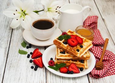 çilek, yaban mersini ve kahve ile gözleme