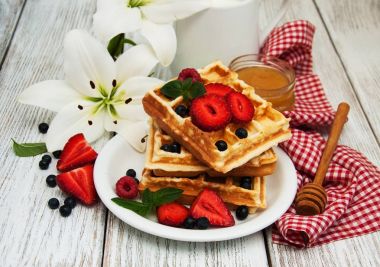 çilek, yaban mersini ve kahve ile gözleme