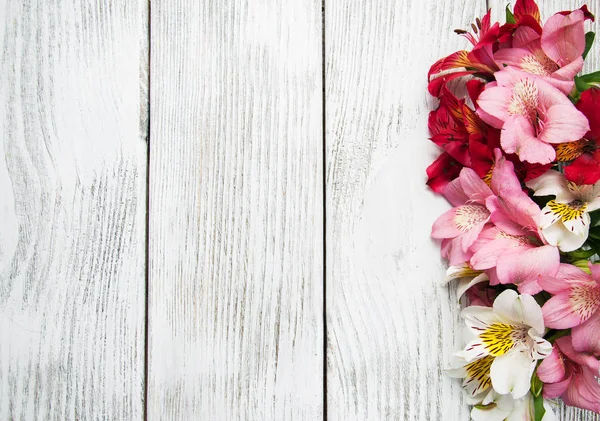 อัลสโตรมีเรีย ดอกไม้บนโต๊ะ — ภาพถ่ายสต็อก