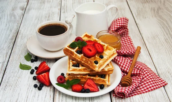 Wafels met aardbeien, bosbessen en koffie — Stockfoto