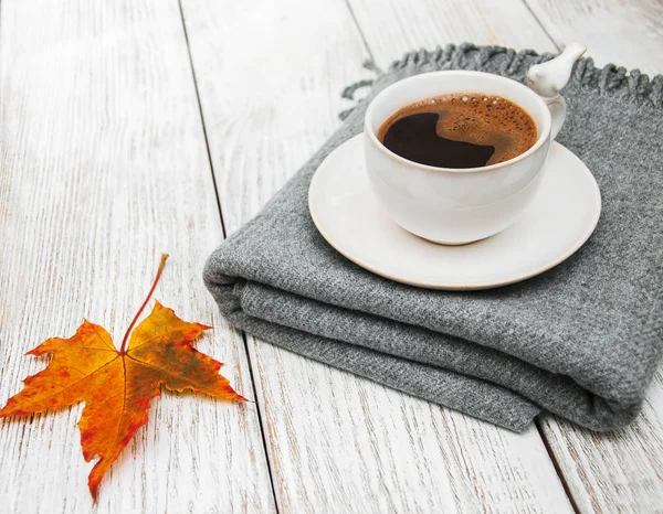 Taza de café y hojas de otoño — Foto de Stock