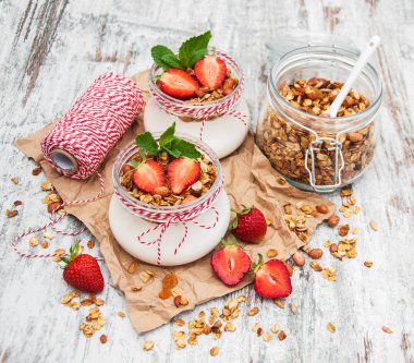 yoğurt ve granola kahvaltı için