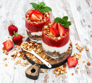 yoğurt ve granola kahvaltı için