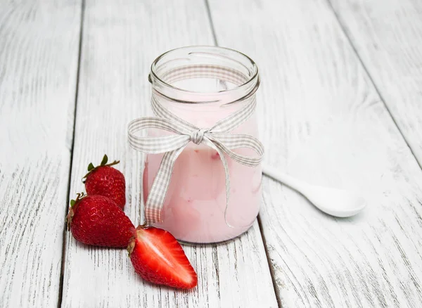 Yogurt with fresh strawberries — Stock Photo, Image