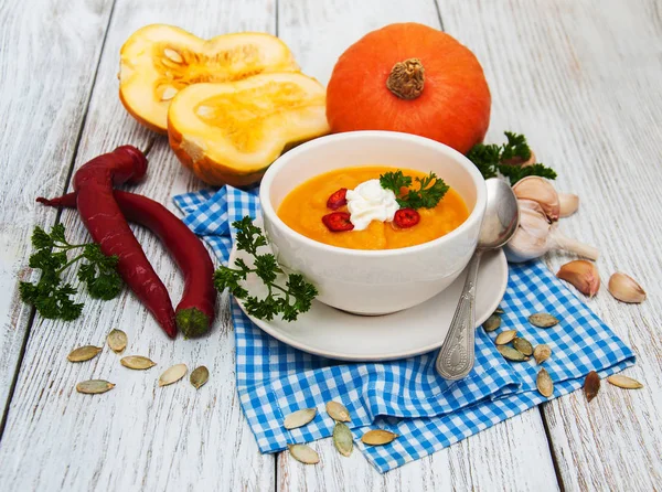 Kürbissuppe mit frischen Kürbissen — Stockfoto