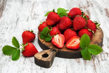 Bir tahta üzerinde taze çilek