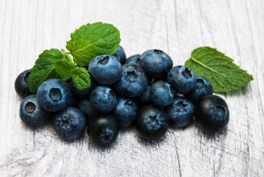 Bir tablo üzerinde taze yaban mersini