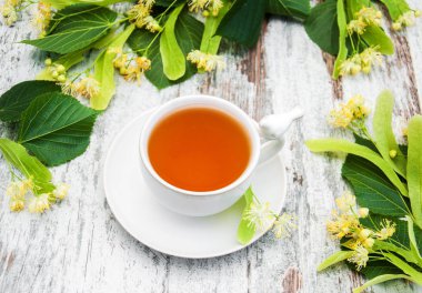 Bir fincan ıhlamur çiçekli bitki çayı.