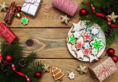 Noel zencefil ve bal renkli kurabiyeleri 