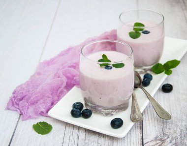 Bir tabloda yabanmersinli Yoğurtlu gözlük