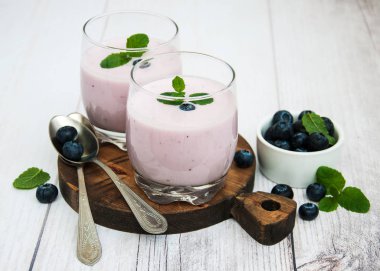 Bir tabloda yabanmersinli Yoğurtlu gözlük