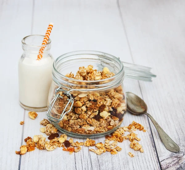 kavanoz içinde ev yapımı granola