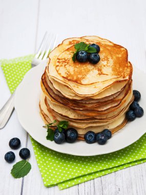 Krep ve yaban mersini ile plaka