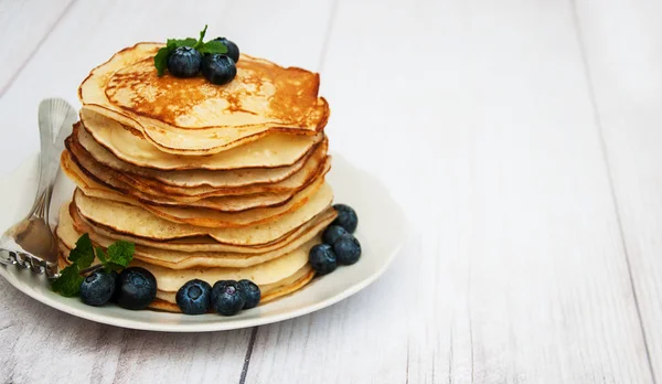 Assiette avec crêpes et bleuets — Photo