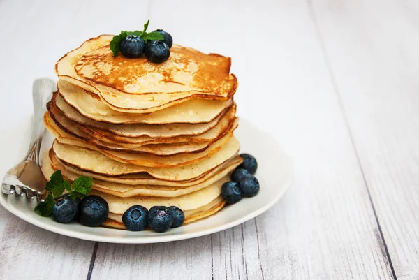 Assiette avec crêpes et bleuets — Photo