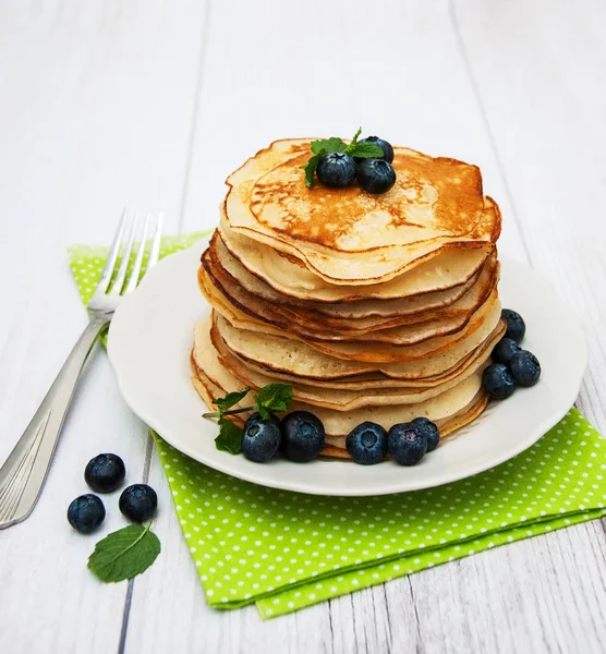 Assiette avec crêpes et bleuets — Photo