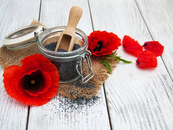 Semillas de amapola y flores — Foto de Stock