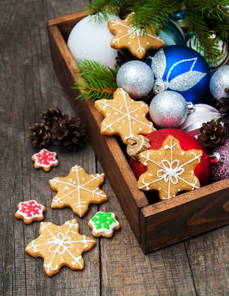 Caixa com biscoitos de Natal e bugigangas — Fotografia de Stock