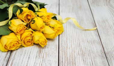 Bir tablo üzerinde Sarı Gül