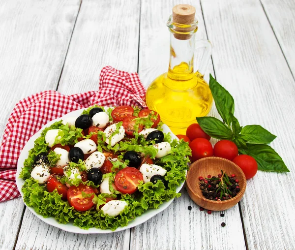 Salade au fromage mozarella et légumes — Photo