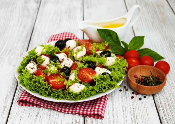 Sallad med mozarella ost och grönsaker — Stockfoto