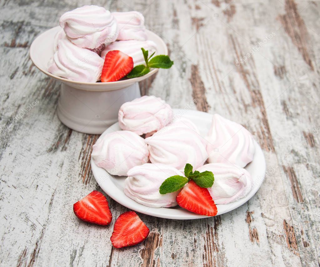 Marshmallows with strawberries
