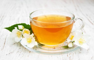 Yasemin çiçekli bir fincan çay.