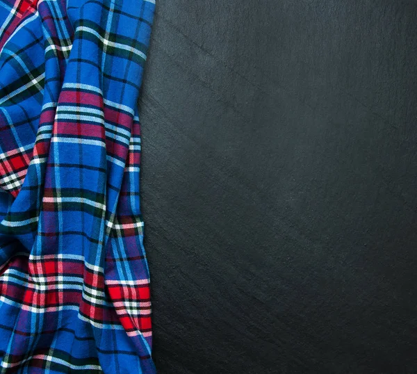 Siyah bir zemin üzerine damalı peçete