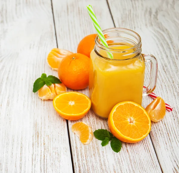 Burk med apelsinjuice — Stockfoto