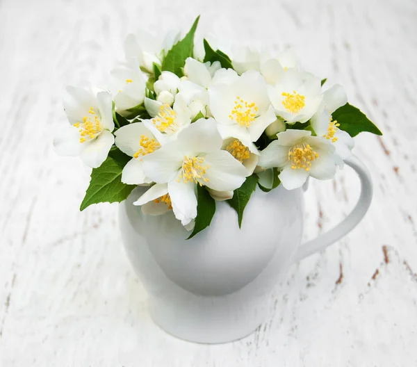 Vaso com flores de jasmim — Fotografia de Stock