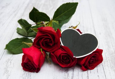 Kırmızı güller ve kalp
