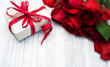 Kırmızı güller ve hediye kutusu