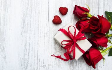 Kırmızı güller ve hediye kutusu