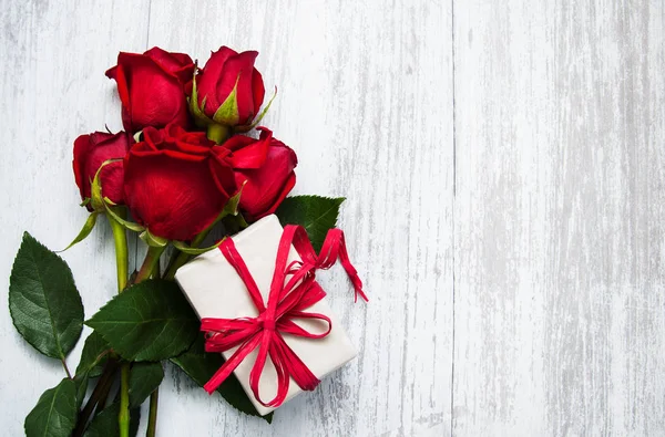 Rote Rosen und Geschenkbox — Stockfoto