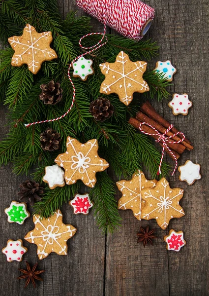 Biscuits colorés au gingembre et miel de Noël — Photo