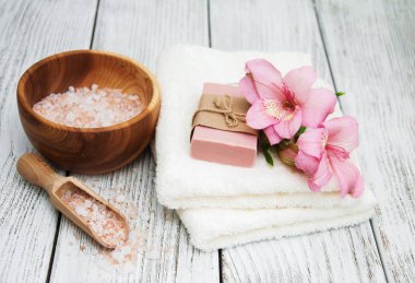 Alstroemeria çiçekler ile Spa kompozisyon