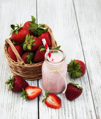 Yoğurtlu taze çilek